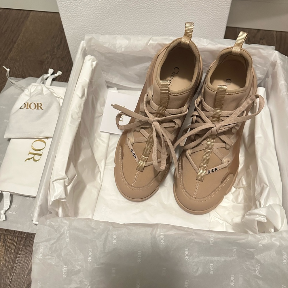 SOLD！DIOR D-CONNECT Sneaker Nude colour